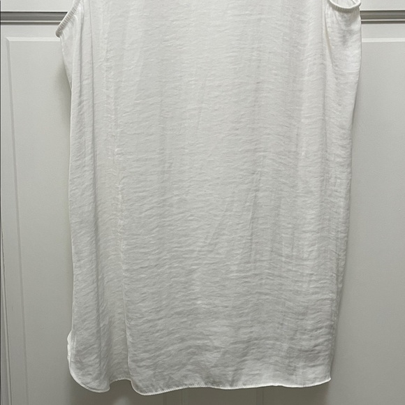Vince Camuto White Flowy V Neck Sleeveless Blouse - Size XS - Picture 15 of 15